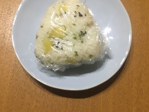 さつまいも　ごまあおさおにぎり